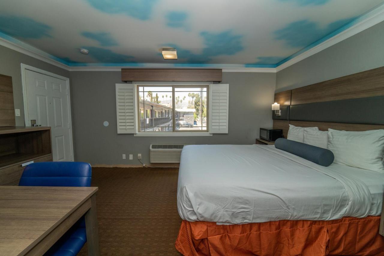 Hollywood Palms Inns & Suites Los Angeles Exterior photo